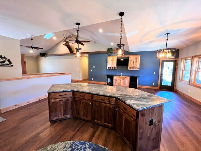 Building Photo - 27660 Pine Dr
