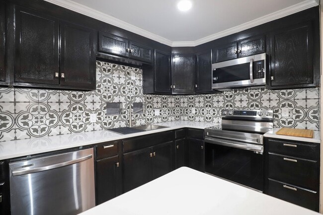 Building Photo - EXECUTIVE LUXURIOUS TOWNHOME