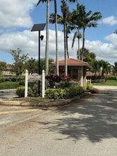 Building Photo - 922 Twin Lakes Dr