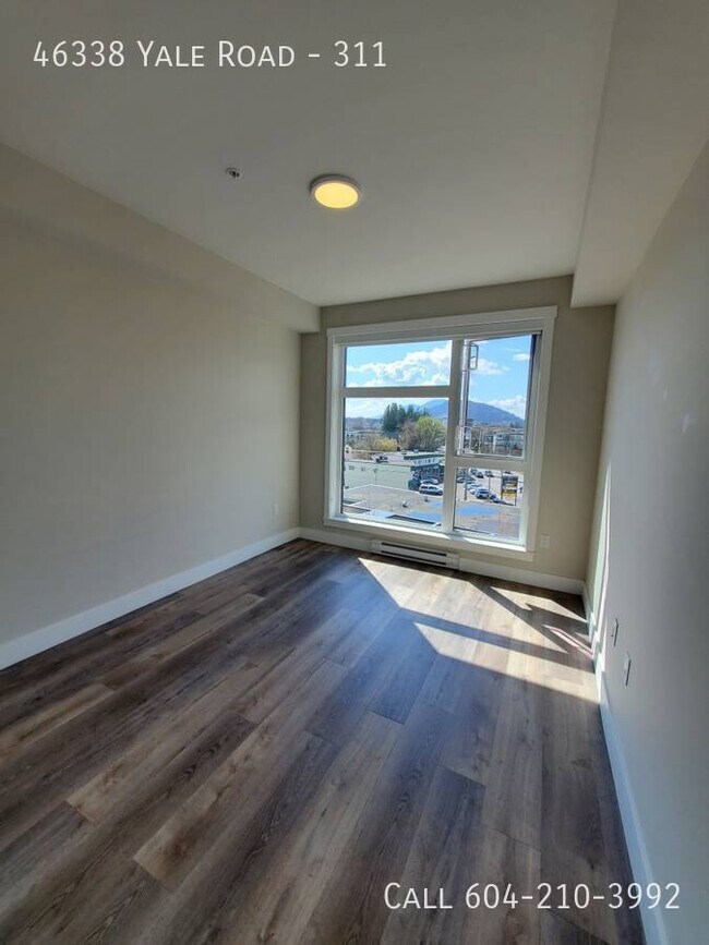 Photo du bâtiment - 3rd Floor Corner Unit!
