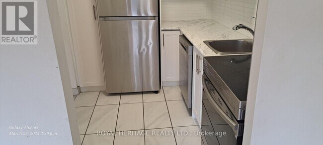 Photo du bâtiment - 945-945 Simcoe St N