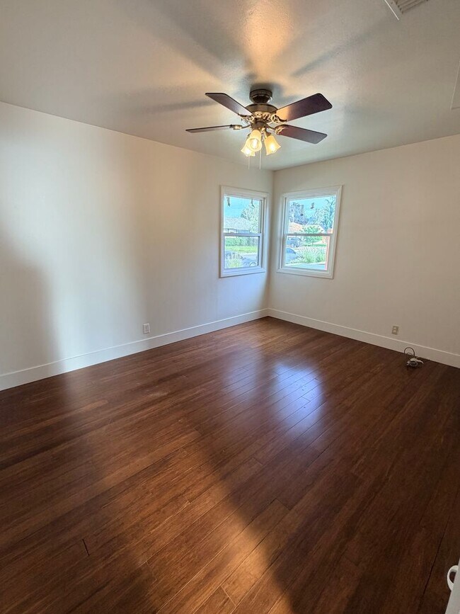 Foto del edificio - 2 bedroom home with great back yard!