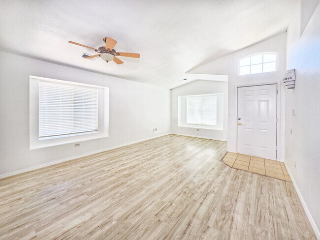 Foto del edificio - Nice, 1 Level, 4 Bedroom Home in Northern Meadows
