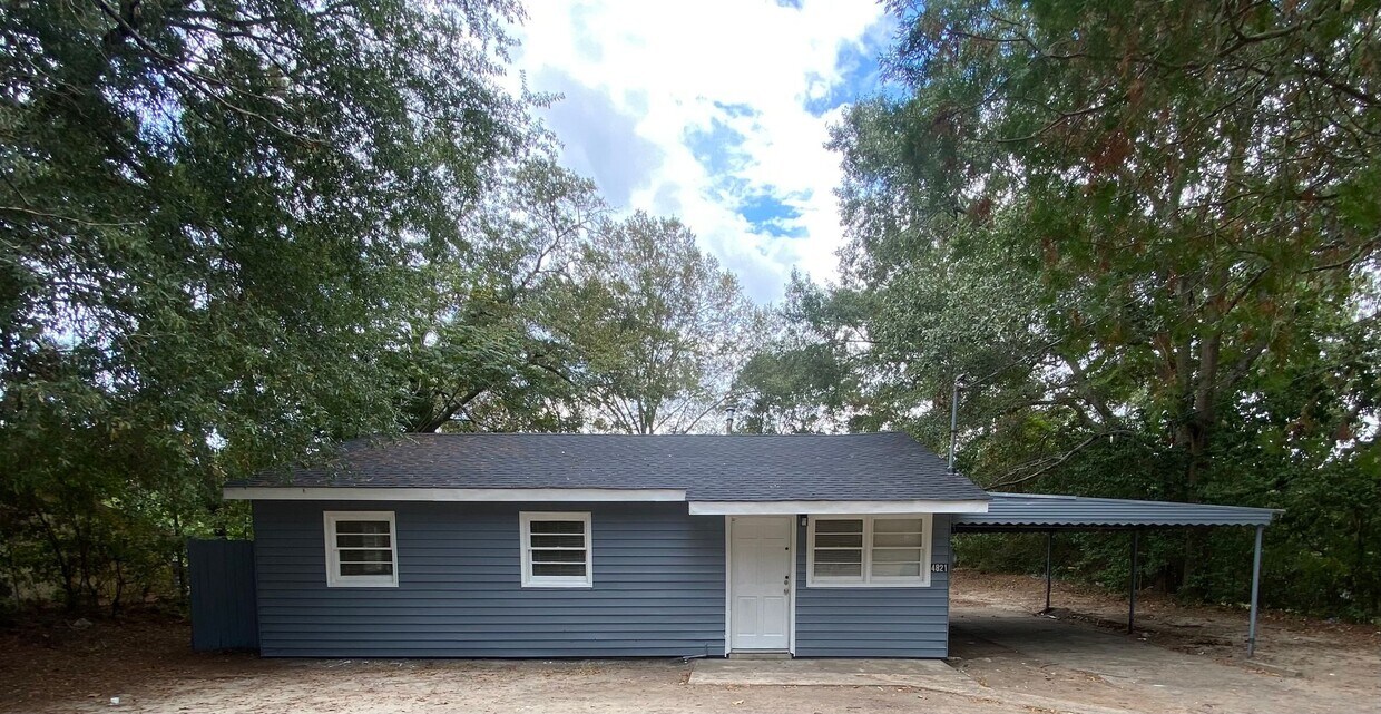 Foto principal - **ON HOLD**3 Bedroom / 1 Bathroom Home for...