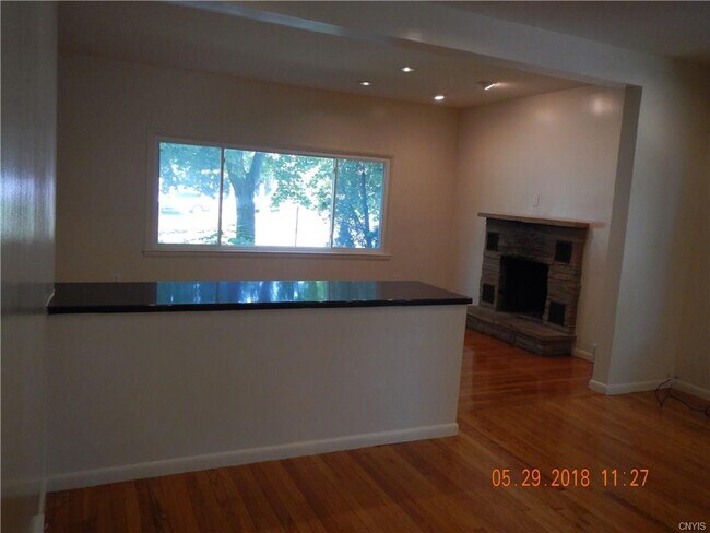 Foto del edificio - 401 Roosevelt Ave