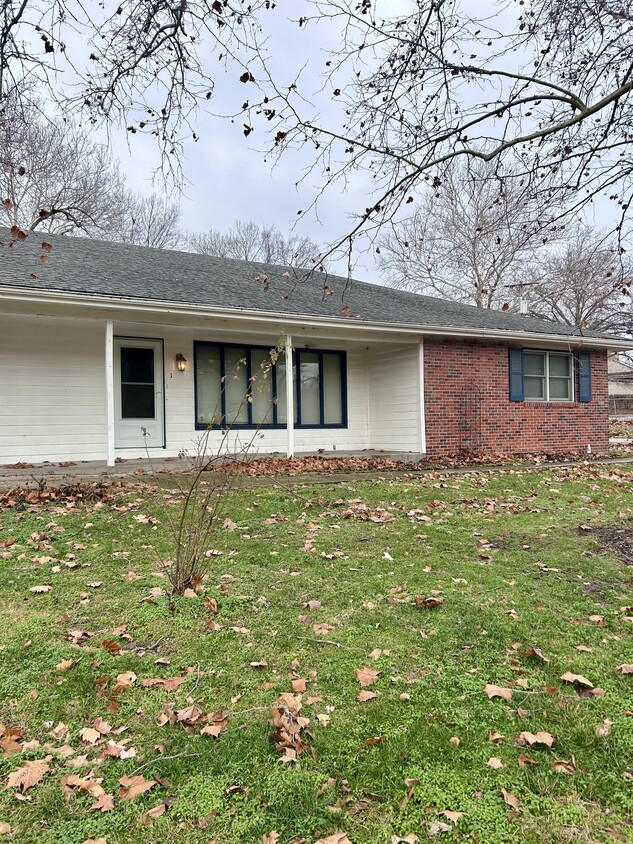 235 N Michigan St Unit 1, Lawrence, KS 66044 Room for Rent in