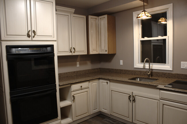 Granite Countertop in the Kitchen - 11 Manchester Rd