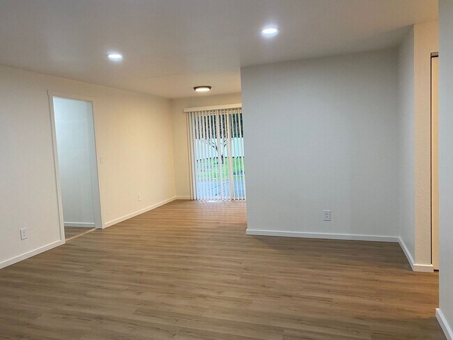 Building Photo - 4Bed/ 2Bath House in Kent with a spacious ...