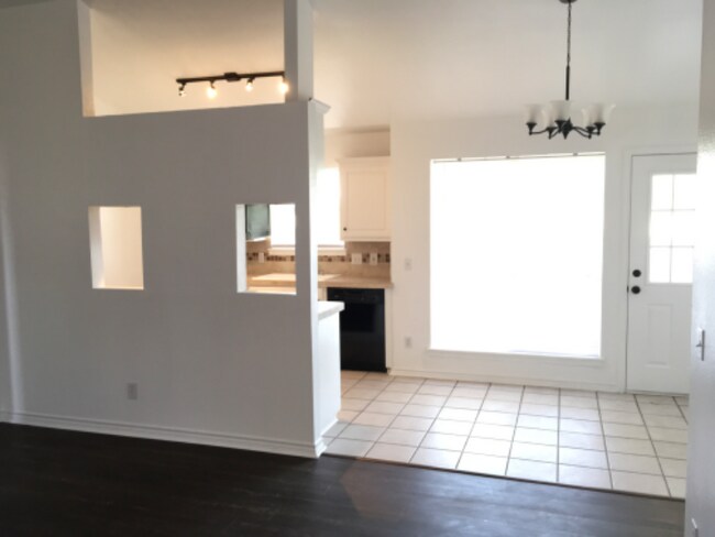 Building Photo - 5209 Northview Dr