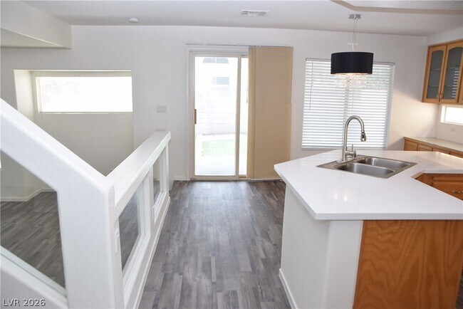 Foto del edificio - 8765 Country Pines Ave