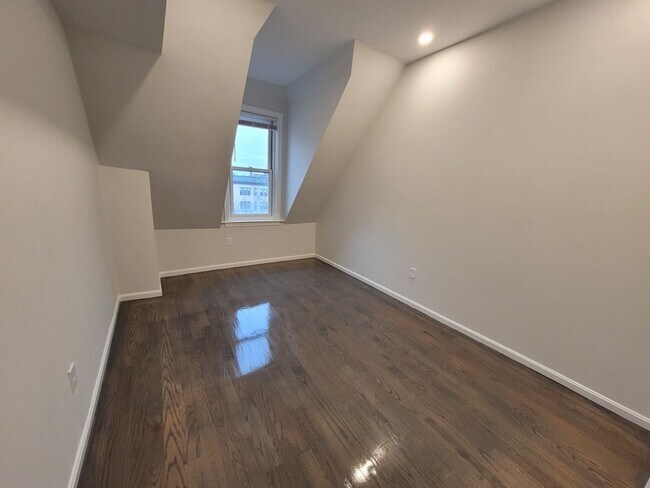 Building Photo - Charming 3 Bedroom-No Broker Fee