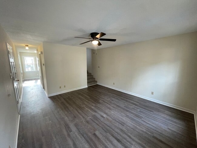 Foto del edificio - 3323-A Christopher Drive
