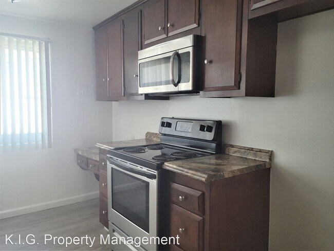 Building Photo - 2 br, 1.5 bath Apartment - 623 S. Greville...