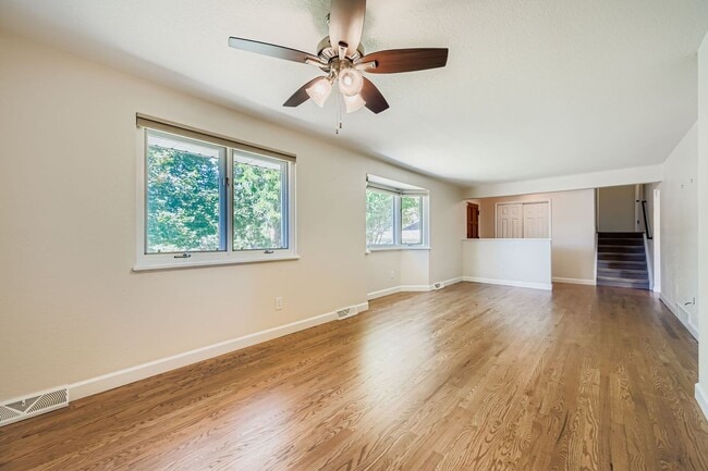 Foto del edificio - LOCATION LOCATION! 4-bed 3-bath home locat...