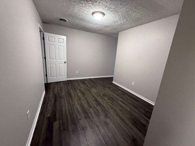 Foto del edificio - Cozy 2 Bedroom Garden Apartment