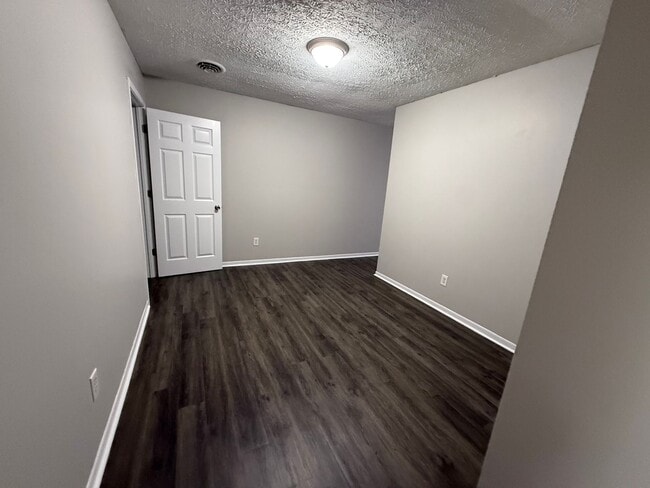 Building Photo - Cozy 2 Bedroom Garden Apartment
