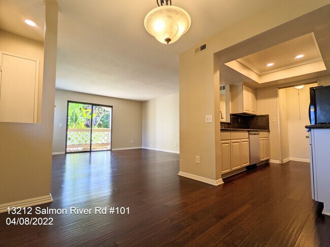Building Photo - Beautiful Condo in Desirable Community of ...
