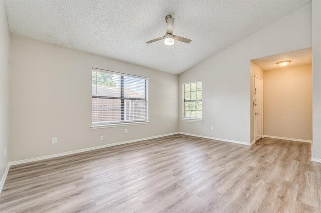 Photo - 1428 Lakecrest Dr House