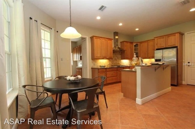 Building Photo - 5300 Lazy Oaks Ln
