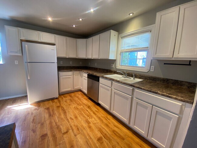 Building Photo - 3 Bedroom House Available in Midwest City