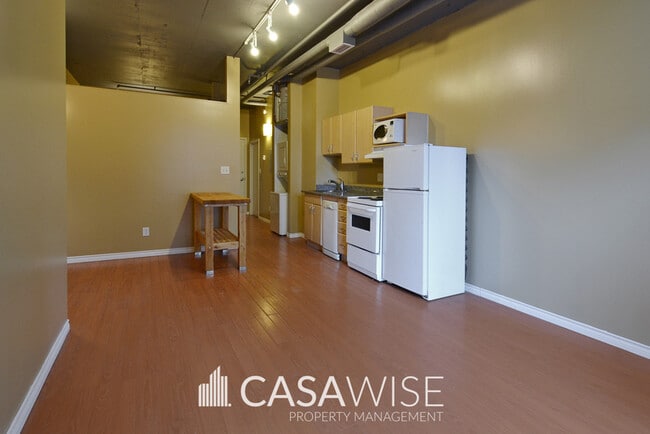 Photo du bâtiment - 10024-10024 Jasper Ave