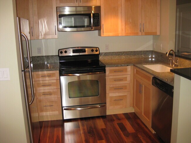 Foto del edificio - 2 Bedroom Kenmore Condo with Charming Details