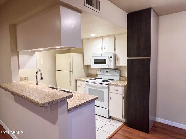 Building Photo - 14652 Yerba Buena Way
