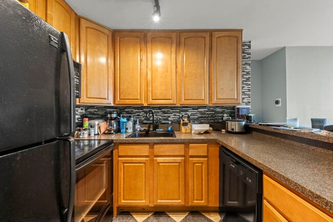 Building Photo - 5820 Oakwood Dr
