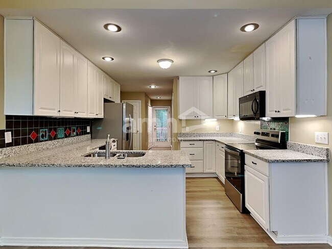 Foto del edificio - 1604 Middle Ridge Dr