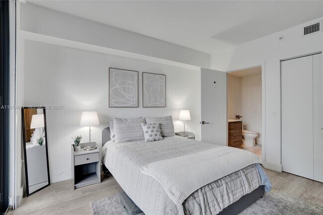 Foto del edificio - 121 NE 34th St