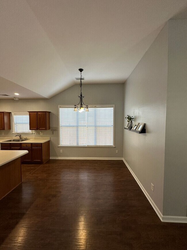 Building Photo - 1/2 OFF FIRST FULL MONTH'S RENT! 3 BR/ 2 B...