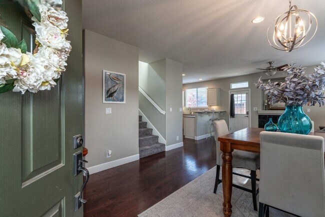 Foto del edificio - Stunning Updated Alameda Home w/ Backyard Deck & Custom Features