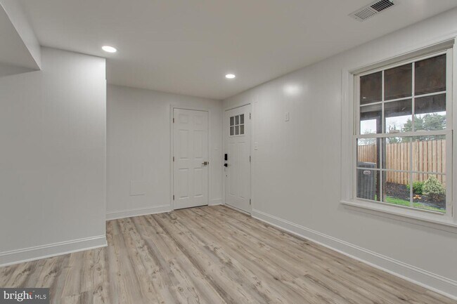 Building Photo - 14201 Governor Lee Pl