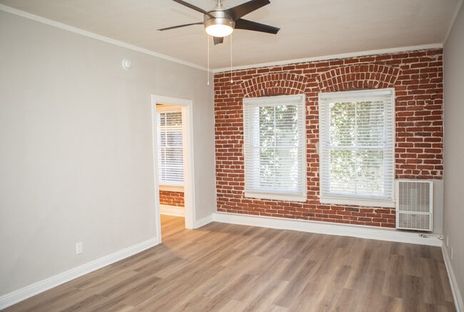 Foto del edificio - Newly Renovated Studio with Brick Exposure