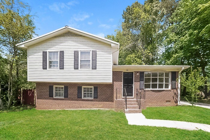 Primary Photo - Spacious 4 Bedroom in Rurual Hall