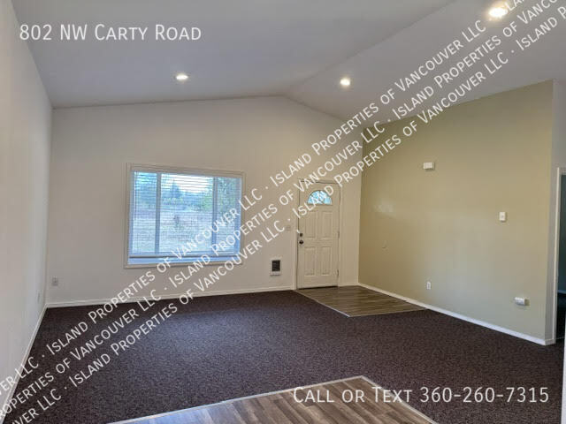 Foto del edificio - 802 NW Carty Rd
