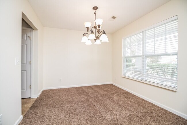 Building Photo - 4565 Hawthorn Dr