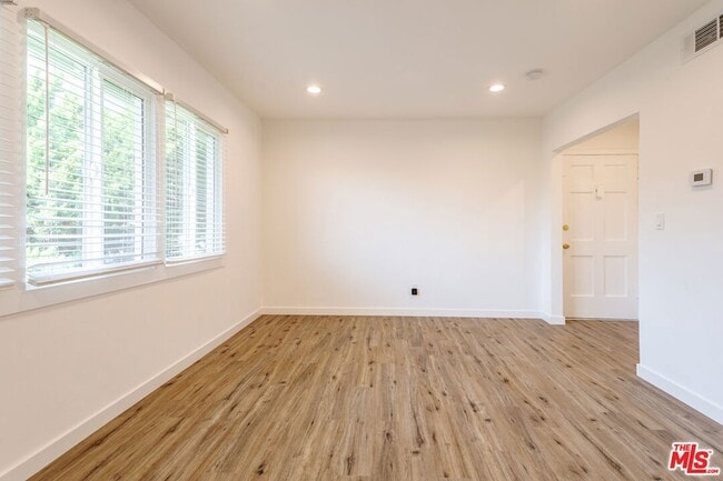 Building Photo - 1812 W Glenoaks Blvd
