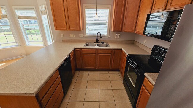 Building Photo - Prestigious 3 Bedroom Home!!!