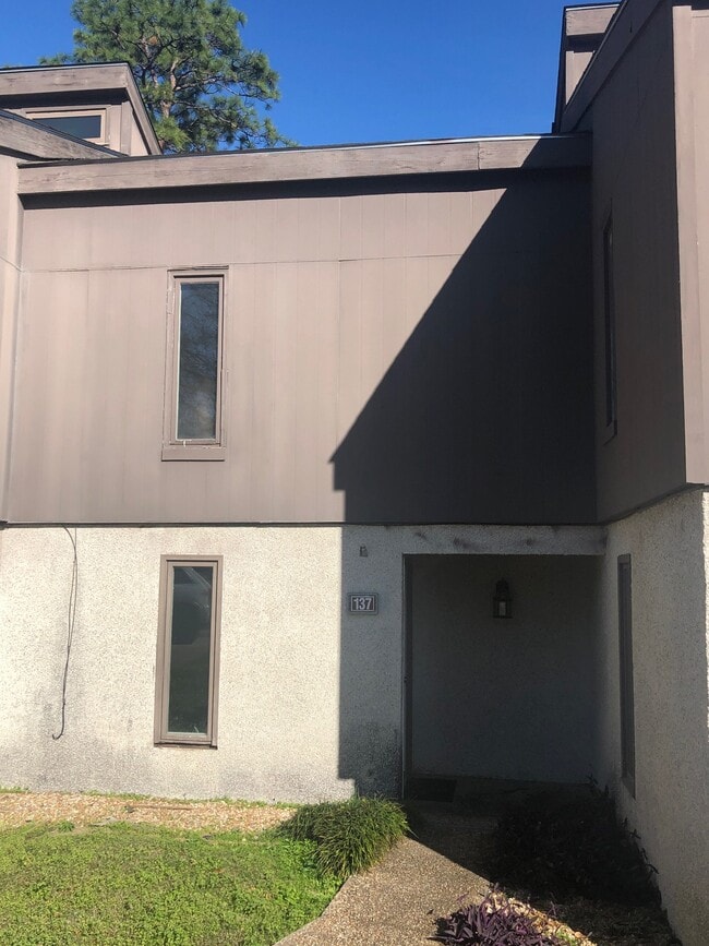 Building Photo - 137 Valley Rd