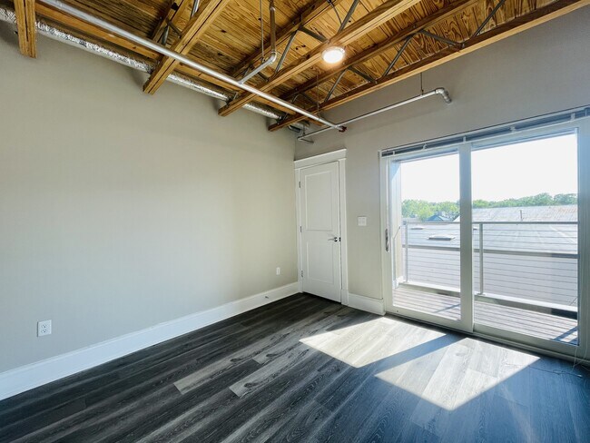 Building Photo - 330-350 Pleasant St. Unit 328