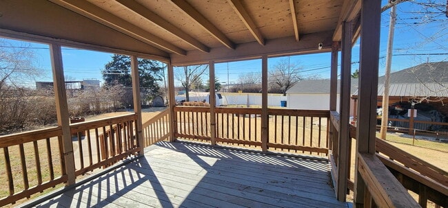 Foto del edificio - 3-Bedroom Home in Prime Affton Location with Modern Upgrades & Covered Deck