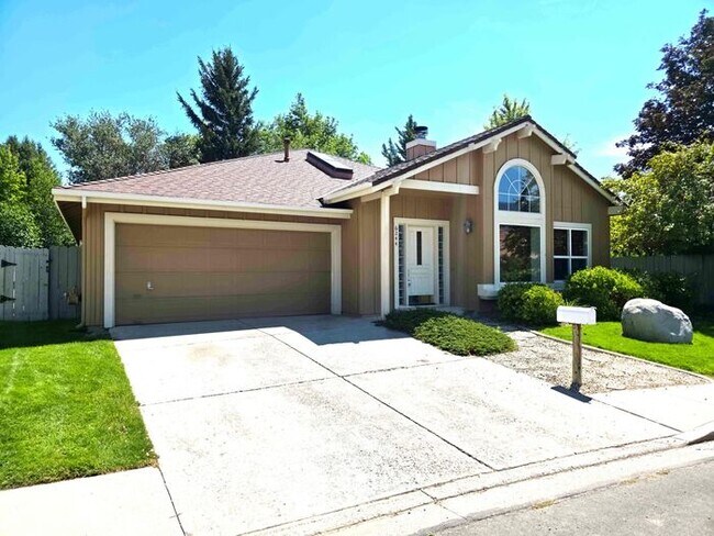 Foto del edificio - Beautifully Updated 3 Bedroom 2 Bath Updat...