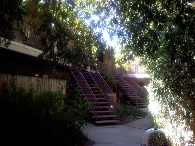 Building Photo - 405 N Marengo Ave