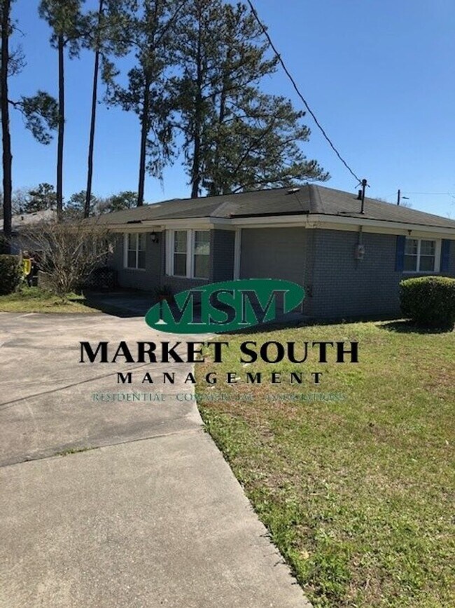 Building Photo - ~~Convenient location on Savannah's Souths...