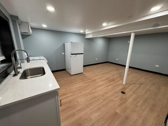 Foto del edificio - Spacious 1BR Single-Family Near 55th & Whipple — Heat & Hot Water Included