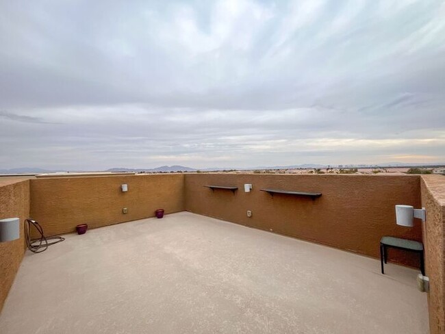 Foto del edificio - Stunning 3-Bedroom Townhouse with Rooftop ...