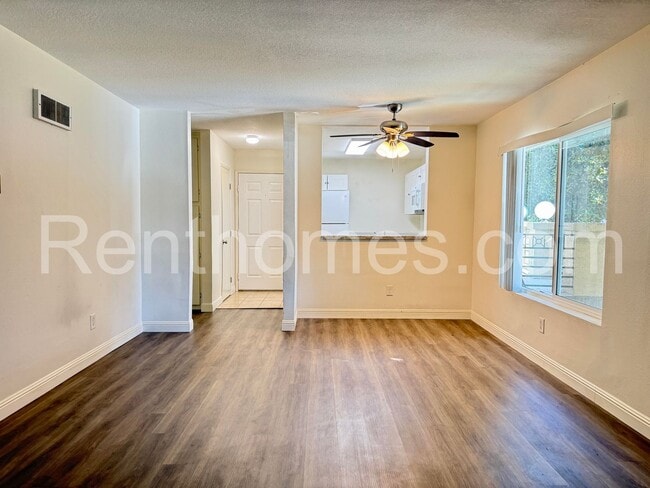 Foto del edificio - 7425 Charmant Dr