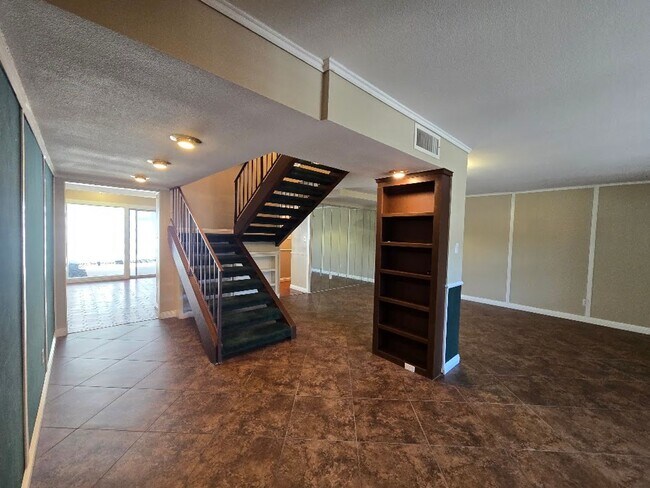Foto del edificio - A Fabulous 3 Bedroom Townhome Centrally located.