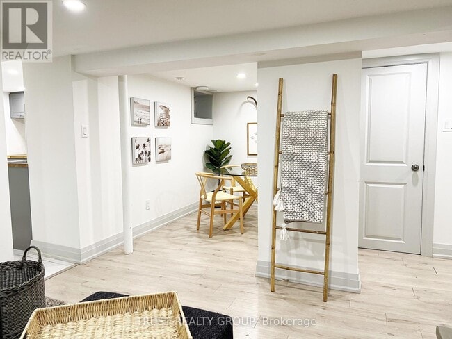 Building Photo - 266 Roncesvalles Ave
